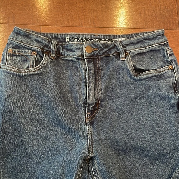 The Mom Jeans - Picture 4 of 9